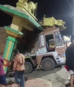 thirthahalli-arecanut-truck-accident-konanduru-basavanna-temple-arch-collapsed