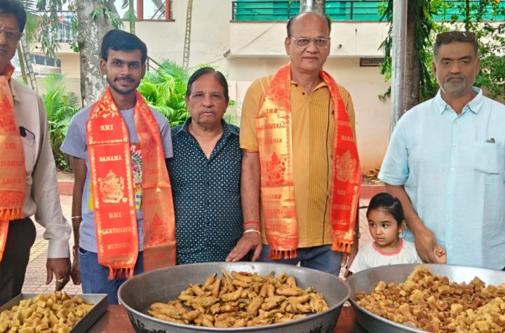 Jain community serving breakfast during Hindu Mahasabha Ganapati Visarjana procession in Shivamogga