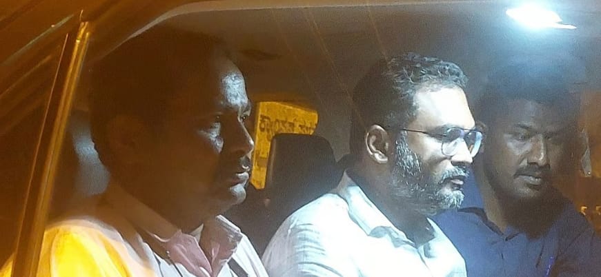 dharwad-tahsildar-sachidananda-kuchanur-trapped-by-lokayukta-for-50-lakh-bribe