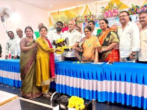 MLA Sharada Puryanaik distributing free sewing machines to women in Shivamogga - Ai-Vartha