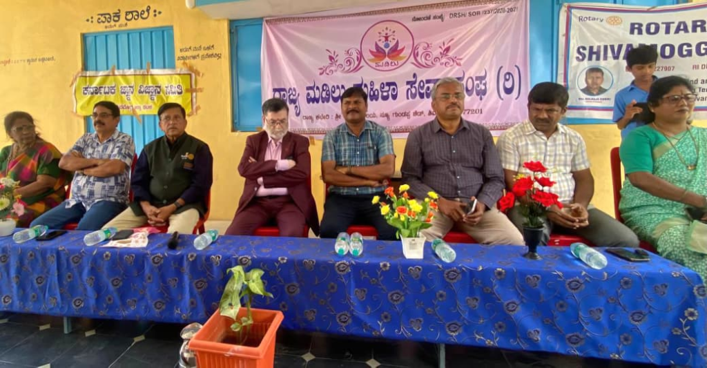 The 'Arogya Spandana' health awareness program was held at Karnataka Public School (KPS), Pillangeri, Shivamogga, jointly organized by Madilu Mahila Seva Sangha, KPS Pillangeri, and Rotary Club Shivamogga Sahyadri. Renowned doctor Prof. Dr. Anjanappa and Dr. Abhishek educated students and teachers on maintaining good health and preventive measures against diseases.