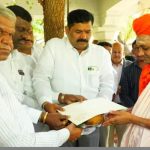Minister Shivaraj Tangadagi inviting Sri Gavisiddeshwara Swamiji of Koppal Gavimath for Mysuru Dasara