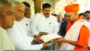 Minister Shivaraj Tangadagi inviting Sri Gavisiddeshwara Swamiji of Koppal Gavimath for Mysuru Dasara