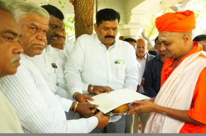 Minister Shivaraj Tangadagi inviting Sri Gavisiddeshwara Swamiji of Koppal Gavimath for Mysuru Dasara