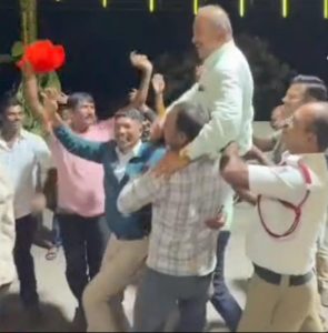 shivamogga-traffic-police-transferred-for-carrying-mla-channabasappa-on-shoulders