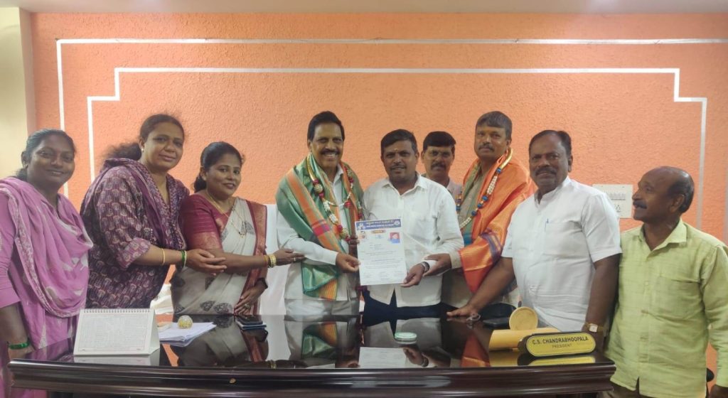 ಅಹಿಂದ SC-ST ಘಟಕದ ಅಧ್ಯಕ್ಷ ಎಸ್.ತಂಗರಾಜ್ ಅವರಿಗೆ ನೇಮಕಾತಿ ಪತ್ರ ನೀಡುತ್ತಿರುವ ಸಿ.ಎಸ್.ಚಂದ್ರ ಭೂಪಾಲ್
