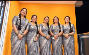 shivamogga-dasara-grey-saree-friends.jpg