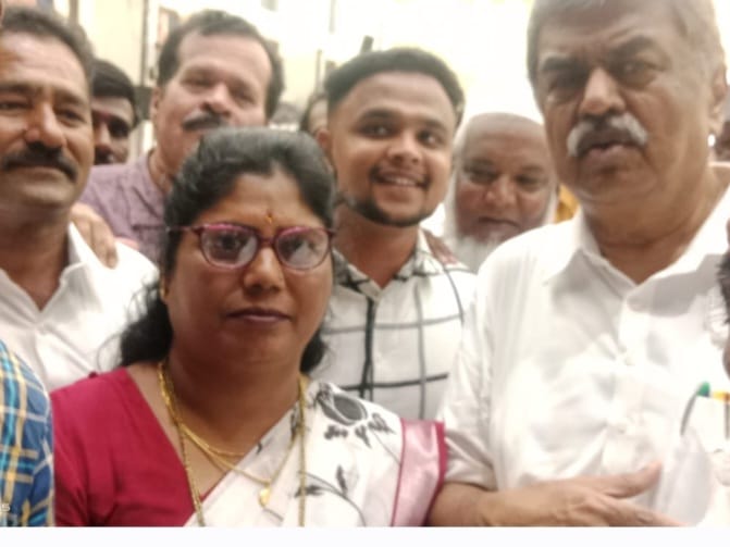 Supporters submitting a petition to KPCC president BK Hariprasad for Hiriyur by-election ticket