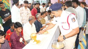 ಶಿವಮೊಗ್ಗ ದಸರಾದ ಆಹಾರ ದಸರಾ ಕಾರ್ಯಕ್ರಮದಲ್ಲಿ ಇಡ್ಲಿ ಮತ್ತು ಬಾಳೆಹಣ್ಣು ತಿನ್ನುವ ಸ್ಪರ್ಧೆಯ ದೃಶ್ಯ.