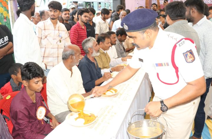 ಶಿವಮೊಗ್ಗ ದಸರಾದ ಆಹಾರ ದಸರಾ ಕಾರ್ಯಕ್ರಮದಲ್ಲಿ ಇಡ್ಲಿ ಮತ್ತು ಬಾಳೆಹಣ್ಣು ತಿನ್ನುವ ಸ್ಪರ್ಧೆಯ ದೃಶ್ಯ.