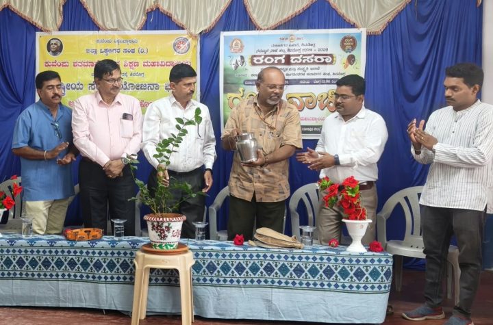 ರಂಗ ವಾಚಿಕೆ ಕಾರ್ಯಕ್ರಮದಲ್ಲಿ ಮಾತನಾಡುತ್ತಿರುವ ಸಾಸ್ವೆಹಳ್ಳಿ ಸತೀಶ್.