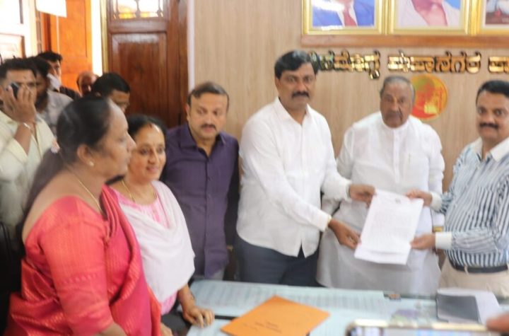 ಆಶ್ರಯ ಯೋಜನೆ ಮನೆಗಳ ವಿಳಂಬ ಕುರಿತು ಪಾಲಿಕೆ ಆಯುಕ್ತರೊಂದಿಗೆ ಚರ್ಚಿಸುತ್ತಿರುವ ಕೆ.ಎಸ್. ಈಶ್ವರಪ್ಪ ಮತ್ತು ರಾಷ್ಟ್ರಭಕ್ತರ ಬಳಗದ ಪ್ರಮುಖರು