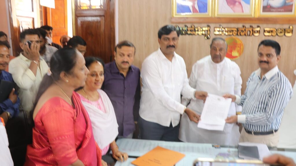 ಆಶ್ರಯ ಯೋಜನೆ ಮನೆಗಳ ವಿಳಂಬ ಕುರಿತು ಪಾಲಿಕೆ ಆಯುಕ್ತರೊಂದಿಗೆ ಚರ್ಚಿಸುತ್ತಿರುವ ಕೆ.ಎಸ್. ಈಶ್ವರಪ್ಪ ಮತ್ತು ರಾಷ್ಟ್ರಭಕ್ತರ ಬಳಗದ ಪ್ರಮುಖರು