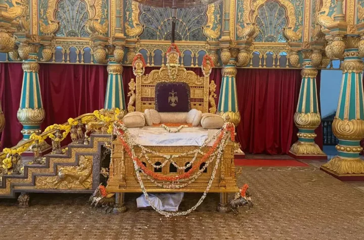 ಮೈಸೂರು ಅರಮನೆಯಲ್ಲಿ ರತ್ನಖಚಿತ ಸಿಂಹಾಸನ ಜೋಡಣೆ ಸಿದ್ಧತೆ - Mysuru Palace Golden Throne