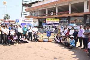 Konanduru Rotary Club Gandhi Jayanti Swachhata Abhiyana cleanliness drive on main road