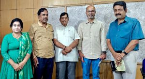 ಶಿವಮೊಗ್ಗದ ಬಹುಮುಖಿ ಕಾರ್ಯಕ್ರಮದಲ್ಲಿ ಮಾತನಾಡುತ್ತಿರುವ ಅಮೆರಿಕದ ವೈದ್ಯ-ಸಾಹಿತಿ ಡಾ. ಗುರುಪ್ರಸಾದ್ ಕಾಗಿನೆಲೆ