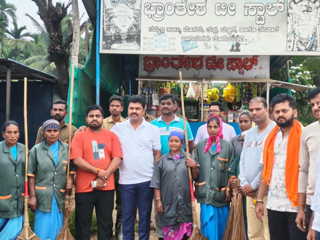 Shivamogga MP BY Raghavendra participating in Swachhata Abhiyan with pourakarmikas in Shikaripura