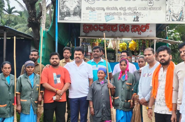 Shivamogga MP BY Raghavendra participating in Swachhata Abhiyan with pourakarmikas in Shikaripura