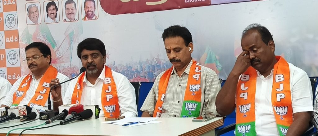 MLC DS Arun pressing for CID probe into Kuvempu University evaluation scam in Shivamogga news conference.