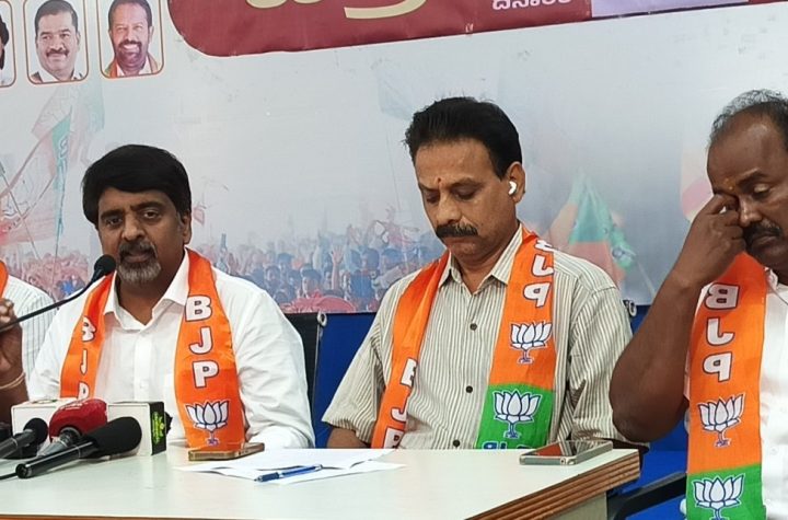MLC DS Arun pressing for CID probe into Kuvempu University evaluation scam in Shivamogga news conference.