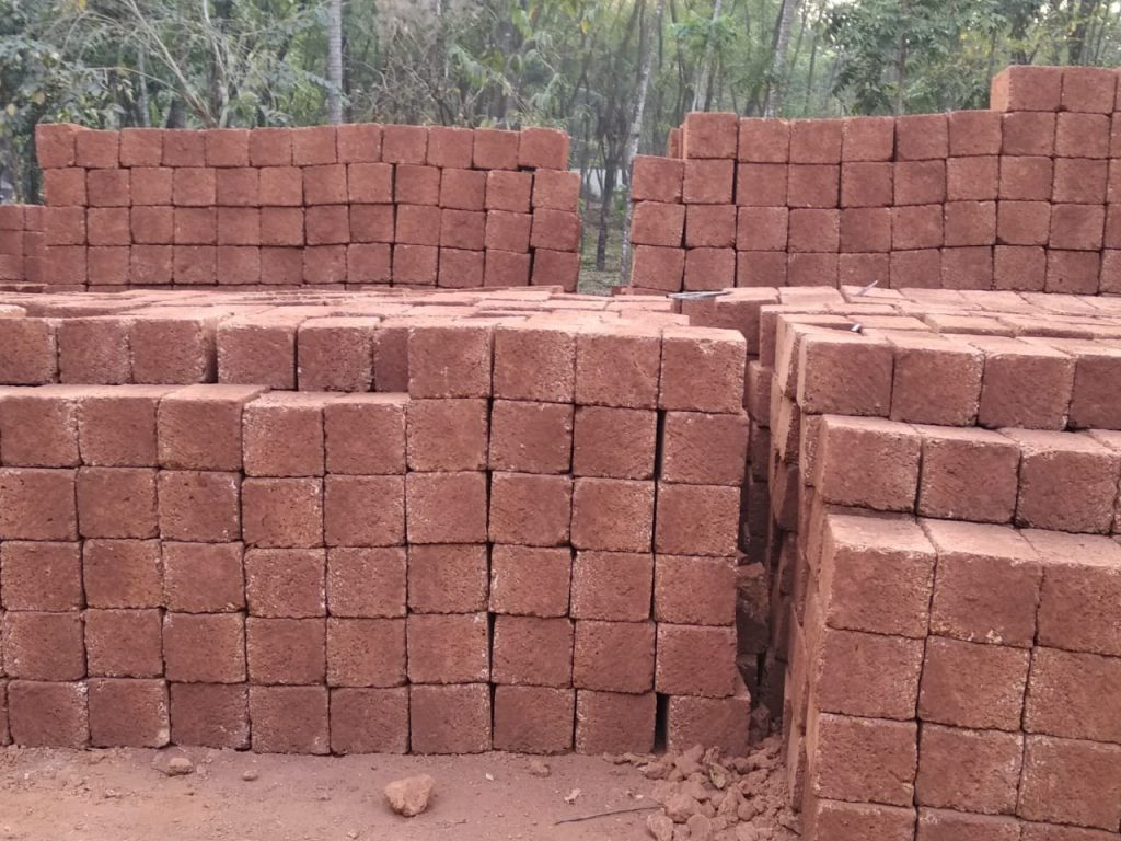 Hosanagara Tahsildar Bharath Raj raiding and seizing two illegal jambittige lorries near Ripponpet
