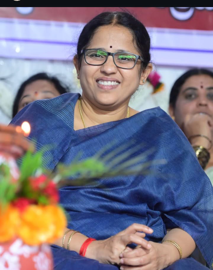 MLA Sharada Puryanaik at the Prajaseve Andolana meeting in Anaveri