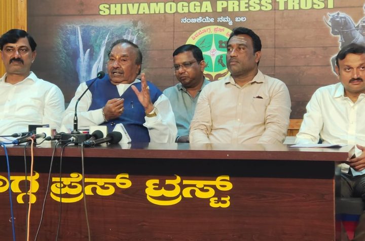ಆಶ್ರಯ ಮನೆ ವಿತರಣೆಗೆ ಆಗ್ರಹಿಸಿ ಶಿವಮೊಗ್ಗದಲ್ಲಿ ಪತ್ರಿಕಾಗೋಷ್ಠಿಯಲ್ಲಿ ಮಾತನಾಡುತ್ತಿರುವ ಕೆ.ಈ. ಕಾಂತೇಶ್