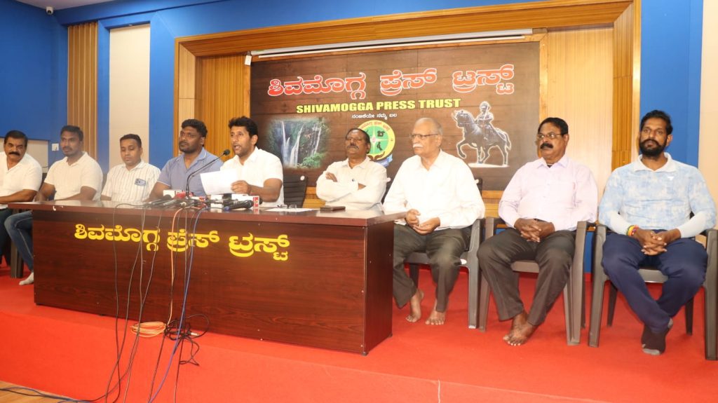 B.S. Vikram announcing state and district bodybuilding competition in Shivamogga