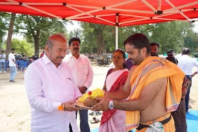 ಅಲ್ಲಮಪ್ರಭು ಮೈದಾನದಲ್ಲಿ ದಸರಾ ವೇದಿಕೆಗೆ ಗುದ್ದಲಿ ಪೂಜೆ ಮಾಡುತ್ತಿರುವ ಶಾಸಕ ಎಸ್.ಎನ್. ಚನ್ನಬಸಪ್ಪ - Shivamogga Dasara stage bhoomi puja