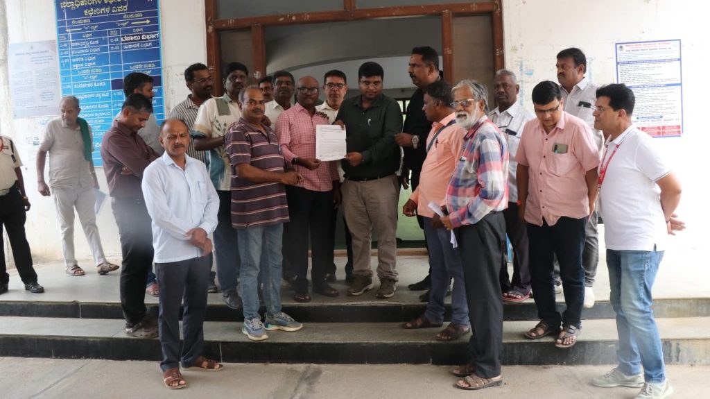ಶಿವಮೊಗ್ಗ ಜಿಲ್ಲಾಧಿಕಾರಿ ಮೂಲಕ ರಾಷ್ಟ್ರಪತಿಗಳಿಗೆ ಮನವಿ ಸಲ್ಲಿಸಿದ ಕರ್ನಾಟಕ ಕಾರ್ಯನಿರತ ಪತ್ರಕರ್ತರ ಸಂಘ - Shivamogga Journalists Protest