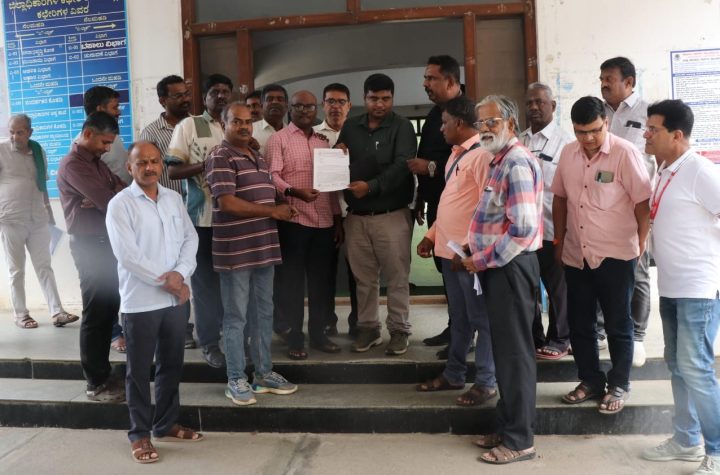 ಶಿವಮೊಗ್ಗ ಜಿಲ್ಲಾಧಿಕಾರಿ ಮೂಲಕ ರಾಷ್ಟ್ರಪತಿಗಳಿಗೆ ಮನವಿ ಸಲ್ಲಿಸಿದ ಕರ್ನಾಟಕ ಕಾರ್ಯನಿರತ ಪತ್ರಕರ್ತರ ಸಂಘ - Shivamogga Journalists Protest