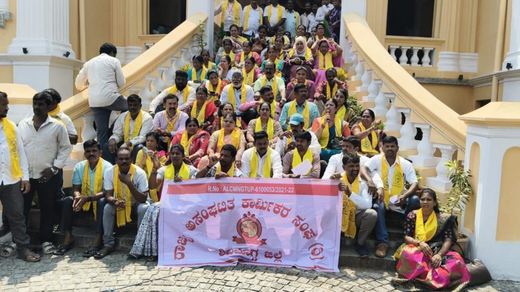 shivamogga-karmika-dasara-protest